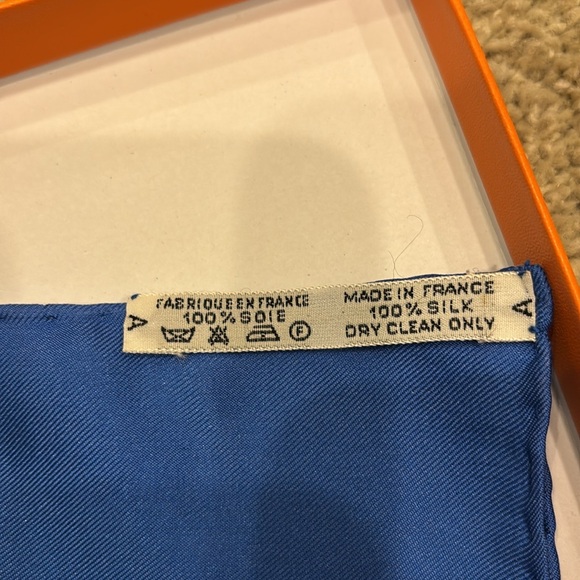 🌷New in box - Hermes silk scarf (90) - Picture 3 of 9